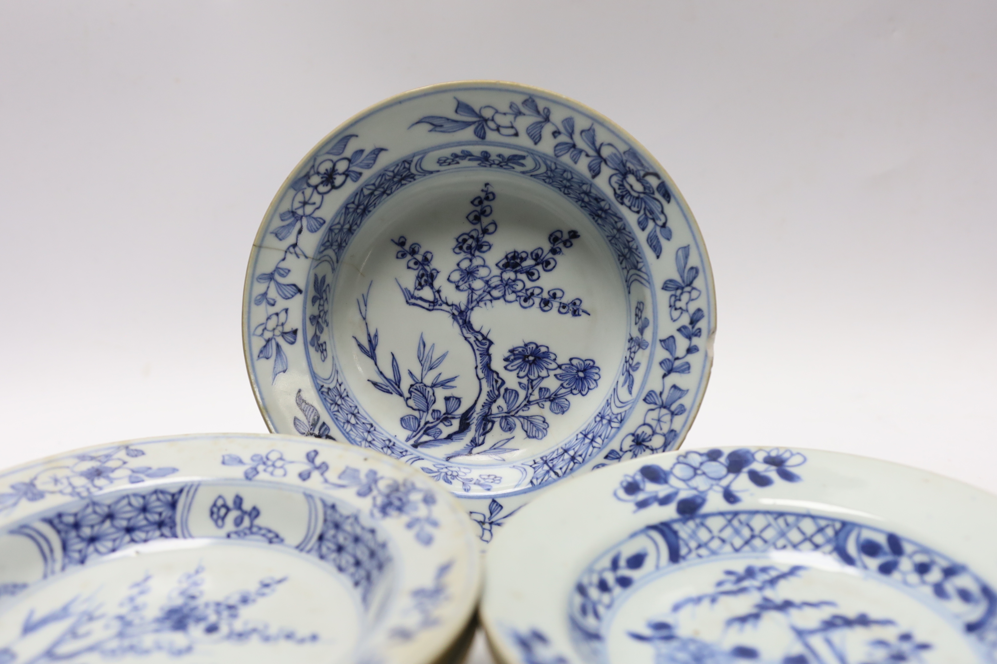 A set of six Chinese blue and white bowls, Kangxi/Yongzheng period, 16cm in diameter